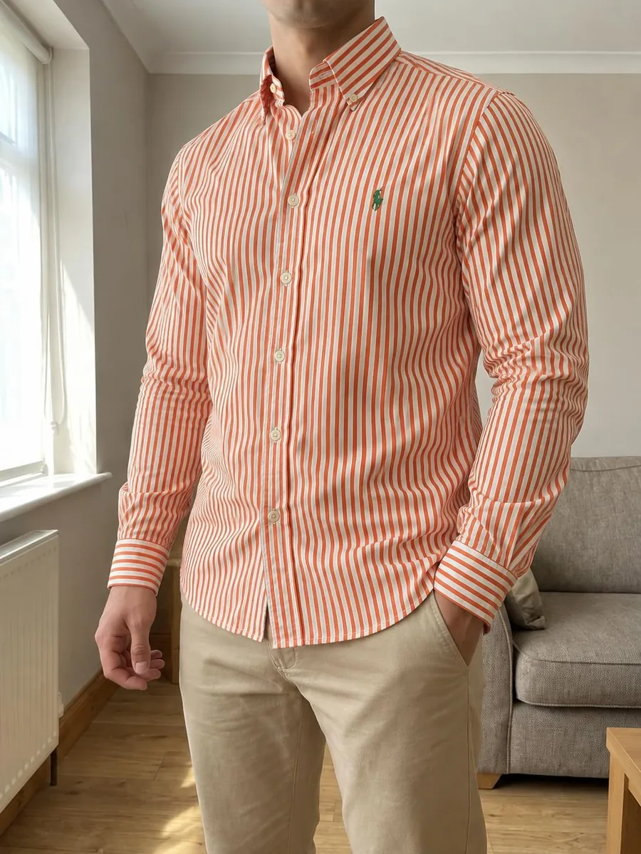 Het gestreepte Ralph Lauren-hemd gedragen in een woonkamer